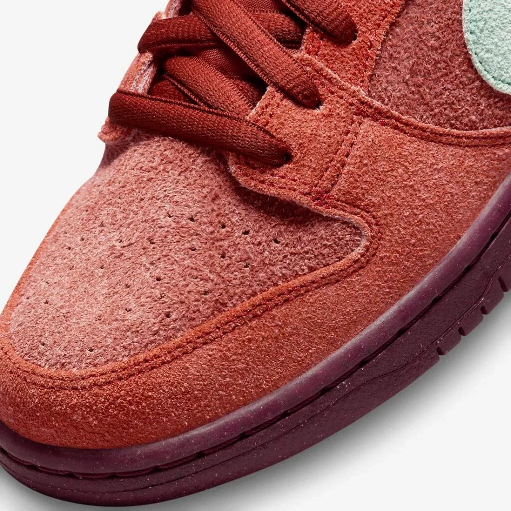Nike SB Dunk Low Pro Premium - Mystic Red/Emerald Rise/Rugged Orange