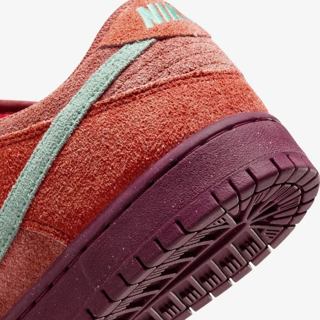 Nike SB Dunk Low Pro Premium - Mystic Red/Emerald Rise/Rugged Orange